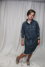 Load image into Gallery viewer, Tennessee Chambray Button Up